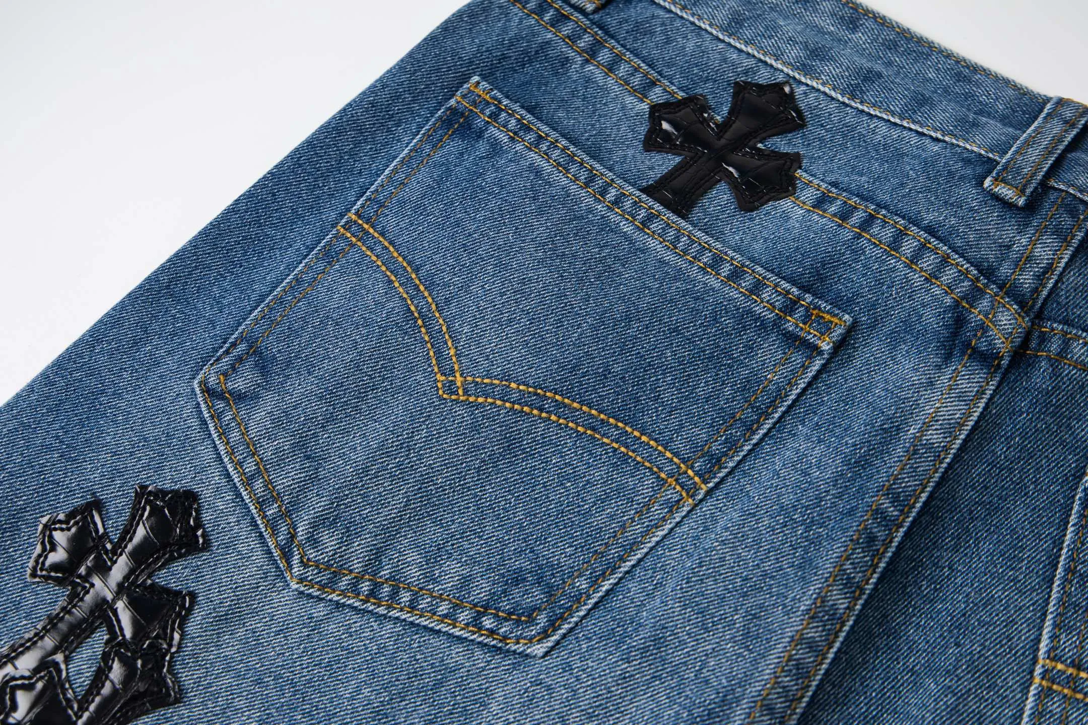 P240 Chrome hearts printed stitched black leather classic washed jeans. Really restores the ultimate vintage texture. Three-dimensional version. Loose and comfortable, not picky on the figure. Looks taller and slimmer. Factory precision. Original factory quality control. Same style for men and women. Can be matched. Versatile recommendation. Must-have jeans for all seasons. Fashionistas have been disappointed. From the quality selection of fabrics, the tailoring of details, and the matching of patterns, they are all impeccable! The upper body is so handsome when worn...it can be easily worn by men, women and children! The craftsmanship is made of heavy-duty washed pure cotton denim fabric. After washing, it is soft and thick. It is very stylish when worn on the body. Style number: 1760# Color: blue Size: 28 30 32 34 36